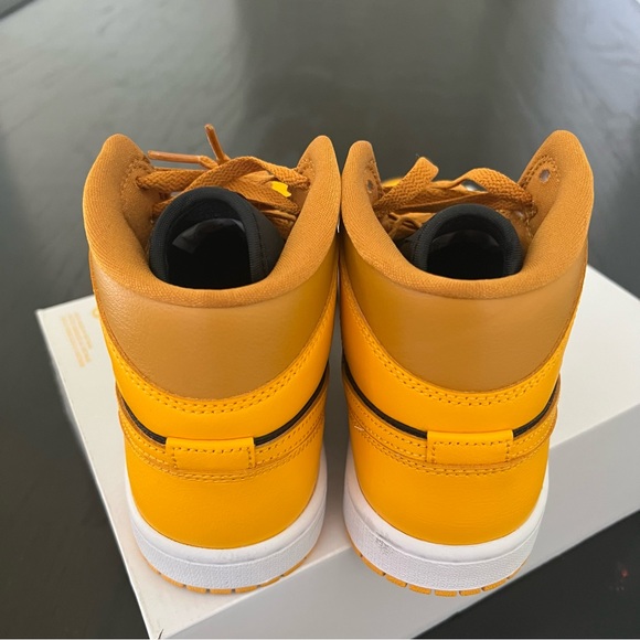 ✔️EUC✔️ NIKE Air Jordan 1 Mid Chutney Taxi - Picture 8 of 11